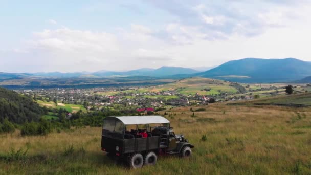 Вантажівка Їде Гірською Дорогою Туристичному Маршруту Туристична Поїздка Українських Карпатах — стокове відео