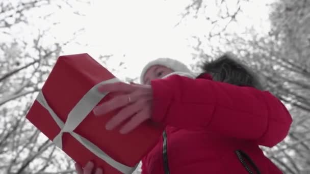 Frau Mit Rotem Geschenkkarton Auf Schnee Mädchen Winter Neujahrsferien Dezember — Stockvideo