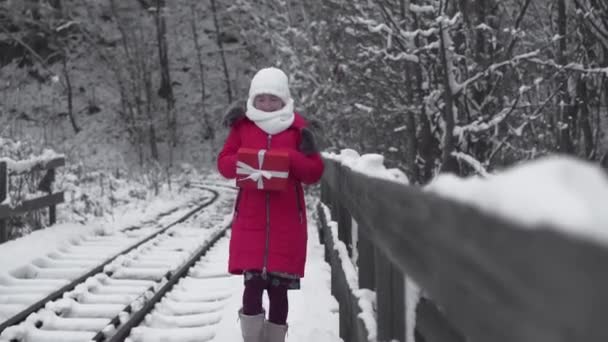 Vrouw Met Rode Doos Sneeuw Meisje Winter Nieuwjaarsvakantie December Mensen — Stockvideo