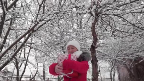 Mulher Com Caixa Vermelha Presente Neve Menina Férias Ano Novo — Vídeo de Stock