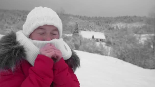 Mulher Com Caixa Vermelha Presente Neve Menina Férias Ano Novo — Vídeo de Stock