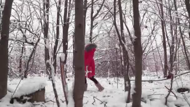 Mujer Con Caja Roja Regalo Nieve Muchacha Invierno Las Fiestas — Vídeos de Stock