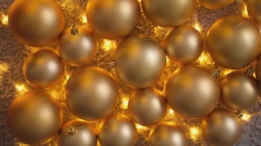 Noel süsleri yakın plan. Noel baloları arka planı. Kırmızı ve altın Noel ağacı topları. Ev konforunun şenlikli kış atmosferi için yeni yıl dekoru. Mevsim kış tatili, tatil. Soyutlama.