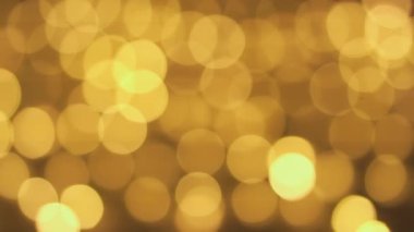 Bulanık Noel ışıkları. Bir Noel ağacından gelen ışık bokeh. Parıldayan soyut renkli çemberler yılbaşı ışıklarını dağıttı. Odak dışı tatil dekoru, tema ve konsept geçmişi.