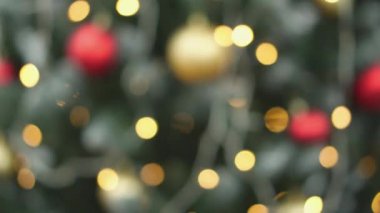 Kroma tuşuna yeşil ekran takılı akıllı telefon. Noel arkaplanındaki yeni yıl şenlikli yılbaşı ağacı arka planda bulanık ışıklar. Terfi, online alışveriş, iş.