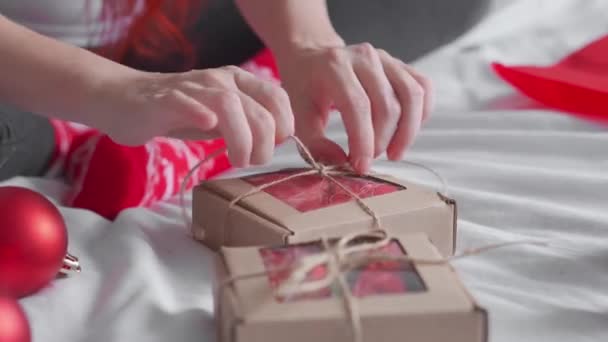 Жіночі Руки Пакують Подарункову Коробку Готують Сюрприз Свята Дівчина Робить — стокове відео