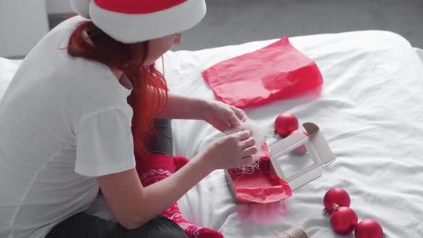 Жіночі Руки Пакують Подарункову Коробку Готують Сюрприз Свята Дівчина Робить — стокове відео