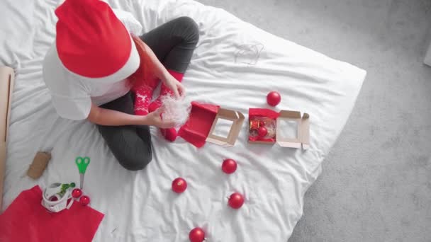 Kobiece Ręce Pakują Pudełko Prezentami Przygotowują Niespodziankę Święta Dziewczyna Robi — Wideo stockowe