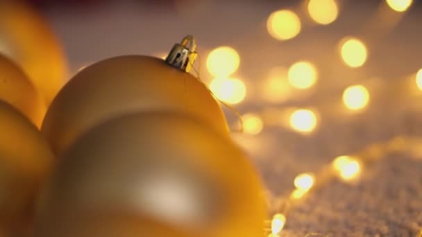 Χριστουγεννιάτικα Στολίδια Κοντά Χριστουγεννιάτικες Μπάλες Φόντο Κόκκινα Και Χρυσά Μπαλάκια — Αρχείο Βίντεο