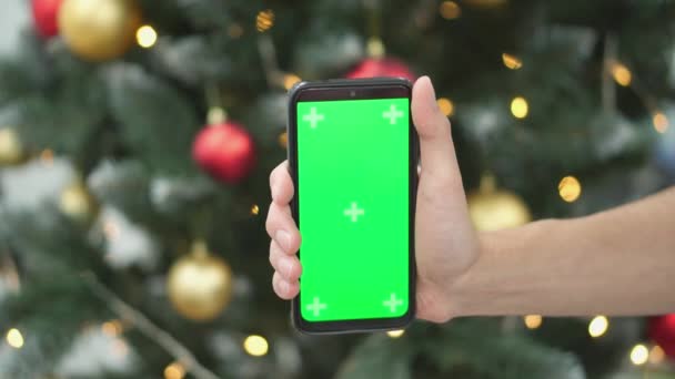 Hand Κρατώντας Smartphone Πράσινη Οθόνη Στο Πλήκτρο Chroma Εορταστικό Χειμώνα — Αρχείο Βίντεο
