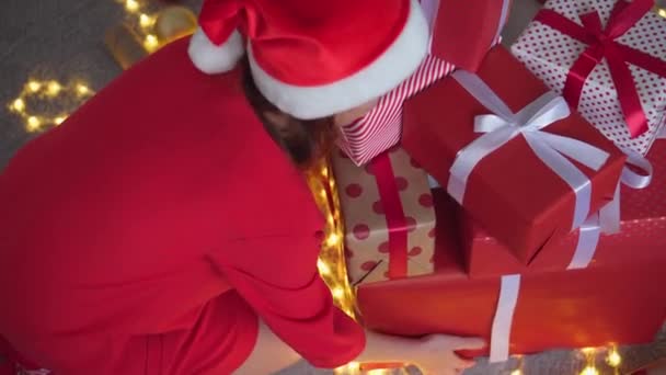 Chica Crea Paquetes Año Nuevo Con Papel Rojo Cintas Colores — Vídeo de stock