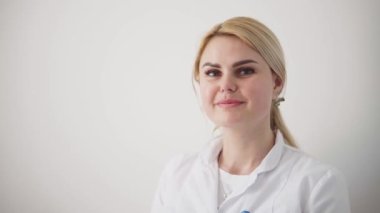 Kozmetik uzmanı kırışıklıkları mikro akımla düzeltiyor. Kozmetolojide donanım prosedürü. Bir güzellik kliniğinde soyma, fonofort, masaj ve yüz gerdirme..