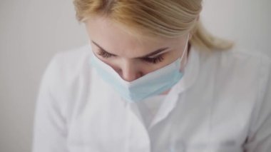 Kozmetik uzmanı kırışıklıkları mikro akımla düzeltiyor. Kozmetolojide donanım prosedürü. Bir güzellik kliniğinde soyma, fonofort, masaj ve yüz gerdirme..