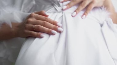 Güzel beyaz gelinlikli gelin. Onun için özel bir günde düğün stili. Düğün gününün organizasyonu ve tasarımı.