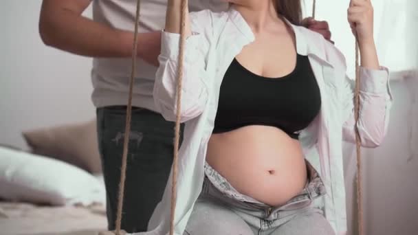 아기를 했습니다 가족들은 때까지 기다립니다 임산부 집에서 임신부가 아기가 배탈을 — 비디오