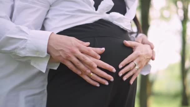 Hamilelik Genç Bir Aile Ikinci Çocuklarının Doğmasını Bekliyor Kocası Oğlu — Stok video