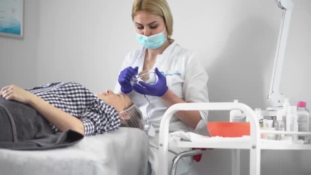 Kosmetolog Slätar Rynkor Med Mikroström Hårdvaruprocedur Kosmetologi Peeling Fonoforesis Massage — Stockvideo