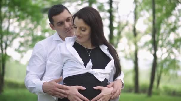 Ciąża Młoda Rodzina Czeka Narodziny Drugiego Dziecka Ciężarna Kobieta Mężem — Wideo stockowe