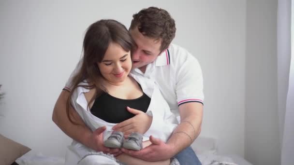 Jovem Grávida Com Marido Esperando Bebê Jovem Família Está Espera — Vídeo de Stock