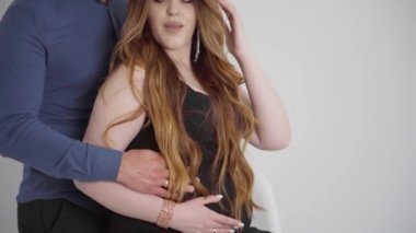 Aile, bir çocuğun doğmasını bekliyor. Kocasıyla birlikte genç hamile bir kadın. Hamilelik boyunca aşk ve sıcak ilişkiler. Bir eşe ve doğmamış bir bebeğe bakmak. Mutlu bir ilişki.