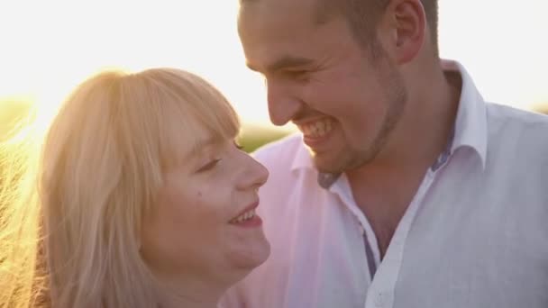 Zakochani Faceci Chodzą Przytulają Się Odpoczywają Przyrodzie Latem Szczęśliwa Para — Wideo stockowe