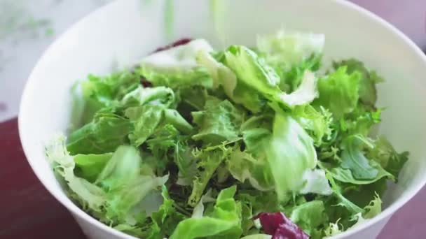 Vaření Zdravého Jídla Kuchyni Čerstvý Zeleninový Salát Vegetariánská Strava Zblízka — Stock video