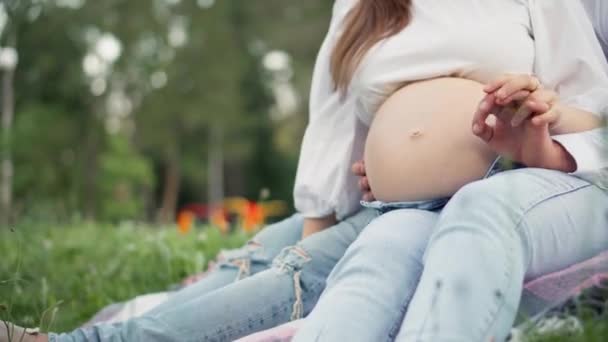 Schöne Schwangere Frau Und Ihr Mann Umarmen Ihren Bauch Zukünftige — Stockvideo
