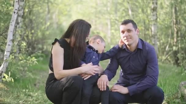 一个快乐的年轻家庭正在公园里休息 一个带着丈夫和孩子的妻子本质上很放松 相互理解 共同利益 共度时光 — 图库视频影像
