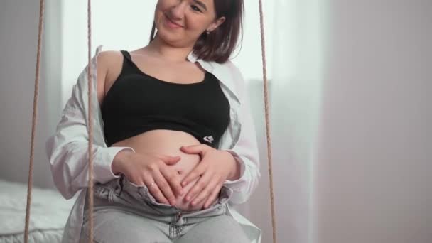 Έγκυος Νέα Γυναίκα Σύζυγο Περιμένει Ένα Μωρό Νεαρή Οικογένεια Περιμένει — Αρχείο Βίντεο