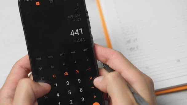 Tânăr Antreprenor Face Calcule Telefon Scrie Datele Într Notebook Închiderea — Videoclip de stoc