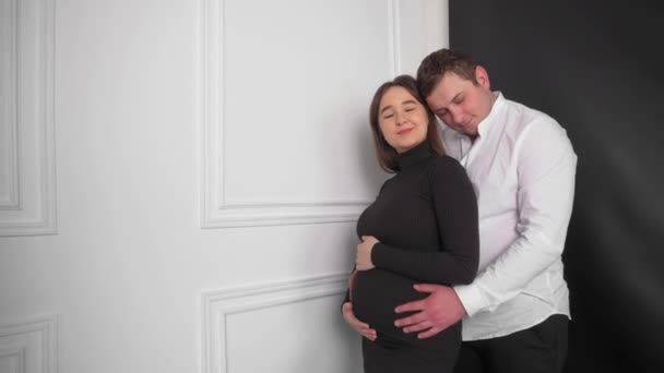 Έγκυος Νέα Γυναίκα Σύζυγο Περιμένει Ένα Μωρό Νεαρή Οικογένεια Περιμένει — Αρχείο Βίντεο