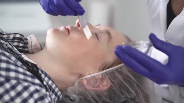 Kosmetolog Slätar Rynkor Med Mikroström Hårdvaruprocedur Kosmetologi Peeling Fonoforesis Massage — Stockvideo