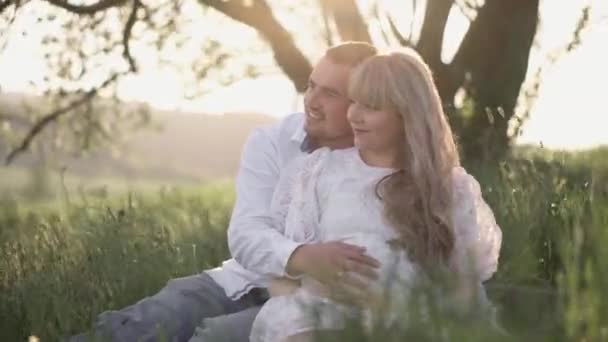 Genç Hamile Bir Kız Erkek Arkadaşı Doğada Dinleniyorlar Beyaz Gömlekli — Stok video