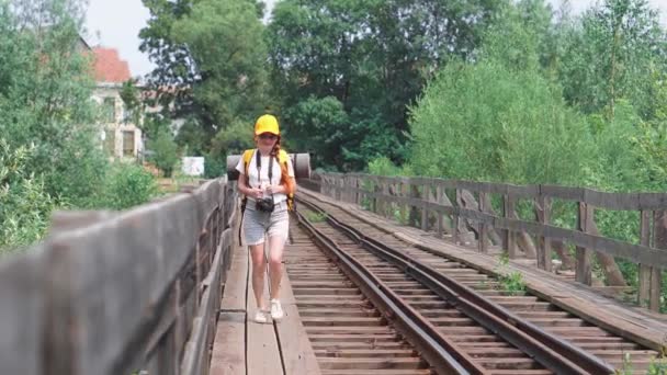 Ein Mädchen Auf Einer Wanderung Mit Orangefarbenem Rucksack Mütze Und — Stockvideo