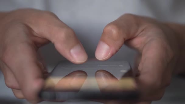 Młody Człowiek Używa Smartfona Pisania Wysyłania Wiadomości Zbliżenie Trzymaj Komórkę — Wideo stockowe