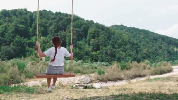Eine Frau Entspannt Sich Und Vergnügt Sich Einem Sommerpark Ein — Stockvideo