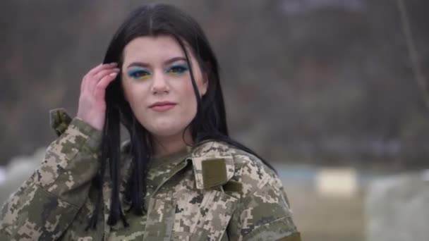 Brünette Mädchen Militärischer Tarnuniform Streitkräfte Der Ukraine Konzept Des Patriotismus — Stockvideo