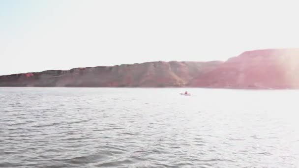 Чоловік Каяках Прекрасному Пейзажі Каякери Йдуть Байдарку Водні Види Спорту — стокове відео