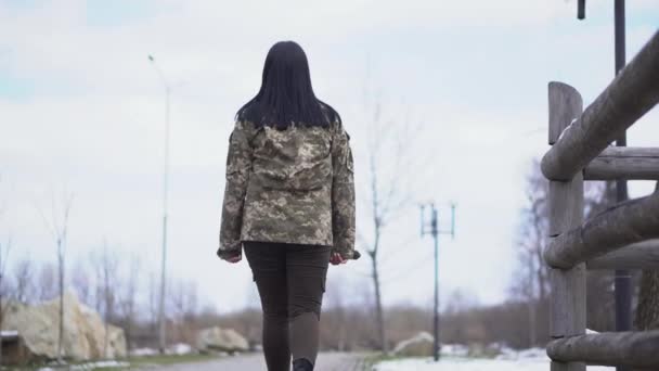 布鲁内特女军人迷彩服 乌克兰武装部队 爱国主义 男女平等的概念 — 图库视频影像