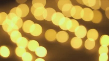 Bir Noel ağacından gelen ışık bokeh. Bulanık Noel ışıkları. Parıldayan soyut renkli daireler noel ışıklarının dikkatini dağıttı. Odak dışı tatil dekoru, tema ve konsept geçmişi.
