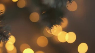 Bir Noel ağacından gelen ışık bokeh. Bulanık Noel ışıkları. Parıldayan soyut renkli daireler noel ışıklarının dikkatini dağıttı. Odak dışı tatil dekoru, tema ve konsept geçmişi.