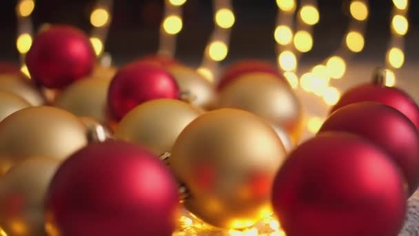 Weihnachtskugeln Hintergrund Weihnachtsdekoration Aus Nächster Nähe Rote Und Goldene Christbaumkugeln — Stockvideo