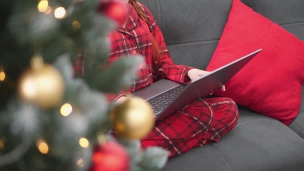 Kobieta Czerwieni Kanapie Domu Laptopem Choinką Prezentami Zakupy Zamówienia Nowy — Wideo stockowe