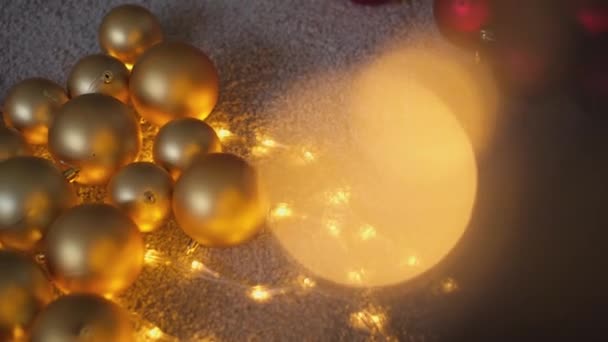 Kerstballen Achtergrond Kerst Decoraties Close Rode Gouden Kerstballen Nieuwjaarsdecor Voor — Stockvideo