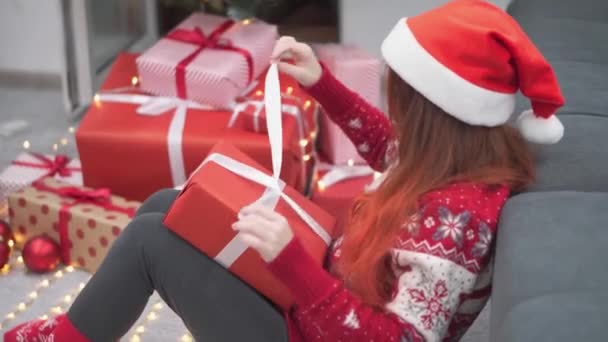 Chica Cerca Las Cajas Regalo Navidad Fondo Luces Navidad Guirnaldas — Vídeo de stock