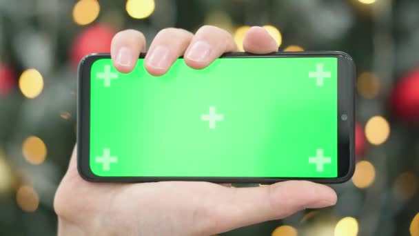 Smartphone Mano Con Pantalla Verde Tecla Chroma Invierno Festivo Decoración — Vídeos de Stock