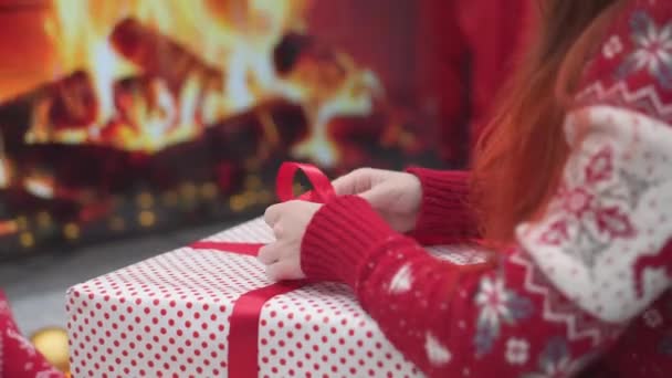 Flicka Nära Jul Presentförpackning Bakgrund Julbelysning Girlanger Och Öppen Spis — Stockvideo