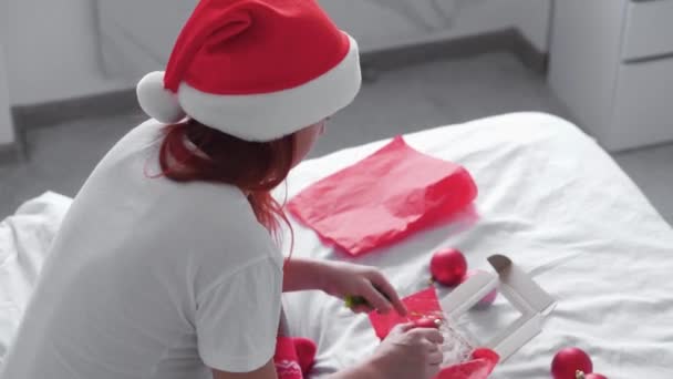 Frauenhände Packen Eine Geschenkschachtel Bereiten Eine Überraschung Für Den Urlaub — Stockvideo