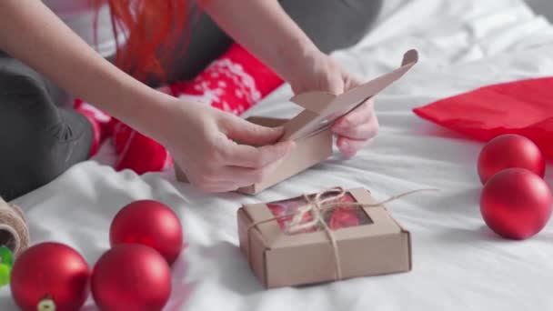 Γυναικεία Χέρια Πακετάρουν Ένα Κουτί Δώρου Ετοιμάζουν Μια Έκπληξη Για — Αρχείο Βίντεο