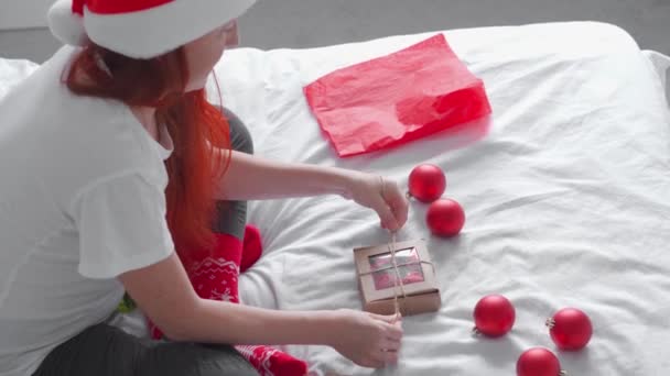 Γυναικεία Χέρια Πακετάρουν Ένα Κουτί Δώρου Ετοιμάζουν Μια Έκπληξη Για — Αρχείο Βίντεο